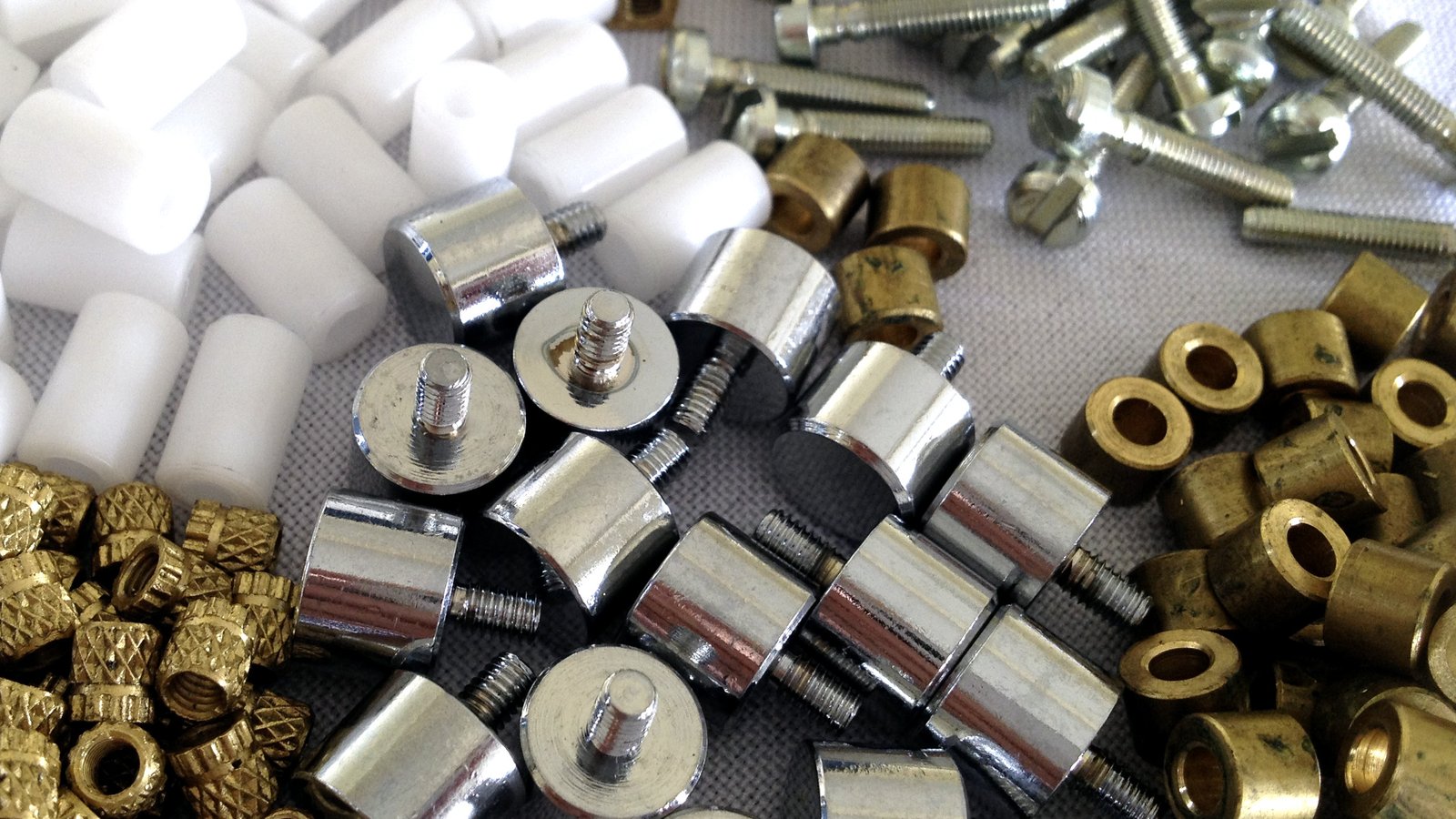 Peças usinadas, roldanas e acessórios metálicos fabricados pela Tornomec